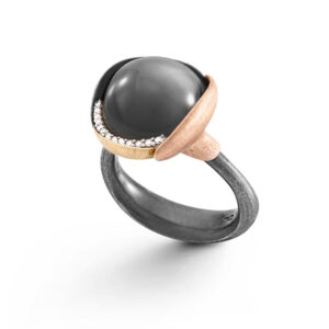 OLE LYNGGAARD Lotus 3, oxideret sølv / 18 kt. guld ring med grå månesten og brillanter