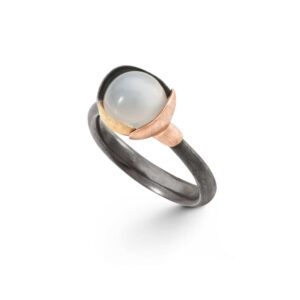 OLE LYNGGAARD Lotus ring str. 1, Sterling sølv oxyderet - blade 18 kt rosa- og guld med hvid månesten