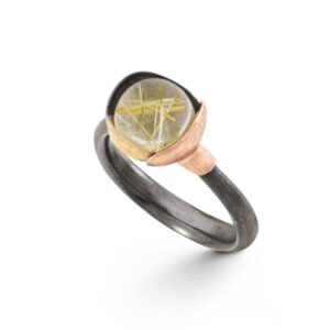 OLE LYNGGAARD Lotus ring str. 1 - Sterling sølv oxyderet med 18 kt rosa- og guld blade, Rutilkvarts