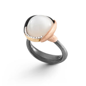 OLE LYNGGAARD ring Lotus str. 3 - Sterling sølv oxyderet - blade 18 kt rosa- og guld med hvid månesten 13 brill