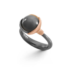 OLE LYNGGARD Lotus ring str. 2 - Sterling sølv oxyderet, blade 18 kt rosa- og guld grå månesten