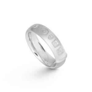 Ole Lynggaard Julius ring i mat sølv med stempler