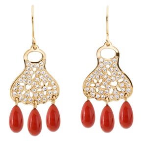 Ole Lynggaard Lace ørehænger i rødguld med 84 brillanter og koral