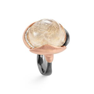Ole Lynggaard Ring Lotus str. 4 i oxyderet sølv - blade i 18 kt rosa- og rødguld Rutilkvarts og 26 brill. i alt 0,15 ct. TW.VS.