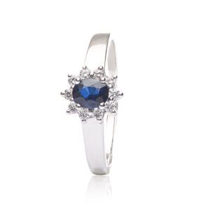 Rosetring i 14 kt hvidguld med safir og 10 brillanter