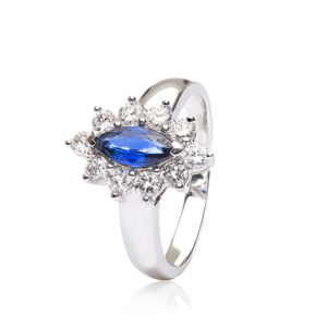 Rosetring i 14 kt hvidguld med safir og brillanter