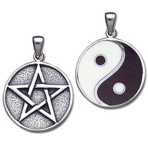 Vedhæng med Pentagram og Yin Yang - 34mm u/kæde