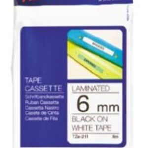 Brother tape 6 mm. sort tekst / hvid tape (ekstra klæb) 8 m. pr. rl. - Ekstra klæbende