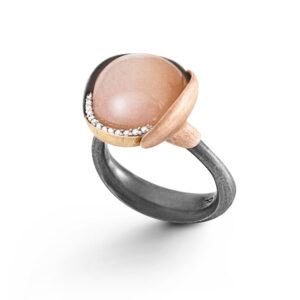 OLE LYNGGAARD Lotus 3, oxideret sølv / 18 kt. guld ring med blush månesten og brillanter