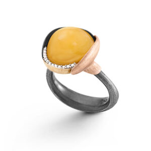 OLE LYNGGAARD Lotus 3, oxideret sølv / 18 kt. guld ring med rav og brillanter