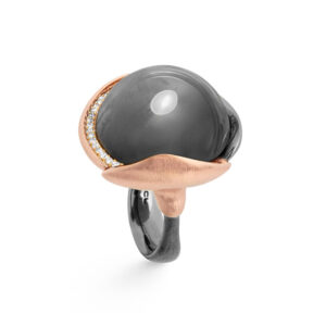 OLE LYNGGAARD Lotus 4, oxideret sølv / 18 kt. guld ring med grå månesten og brillanter