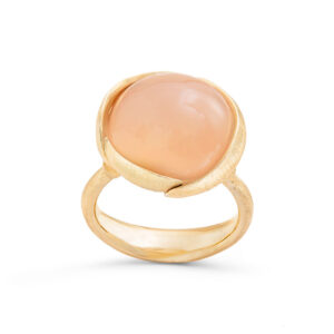 OLE LYNGGAARD Lotus stor, 18 kt. guld ring med blush månesten